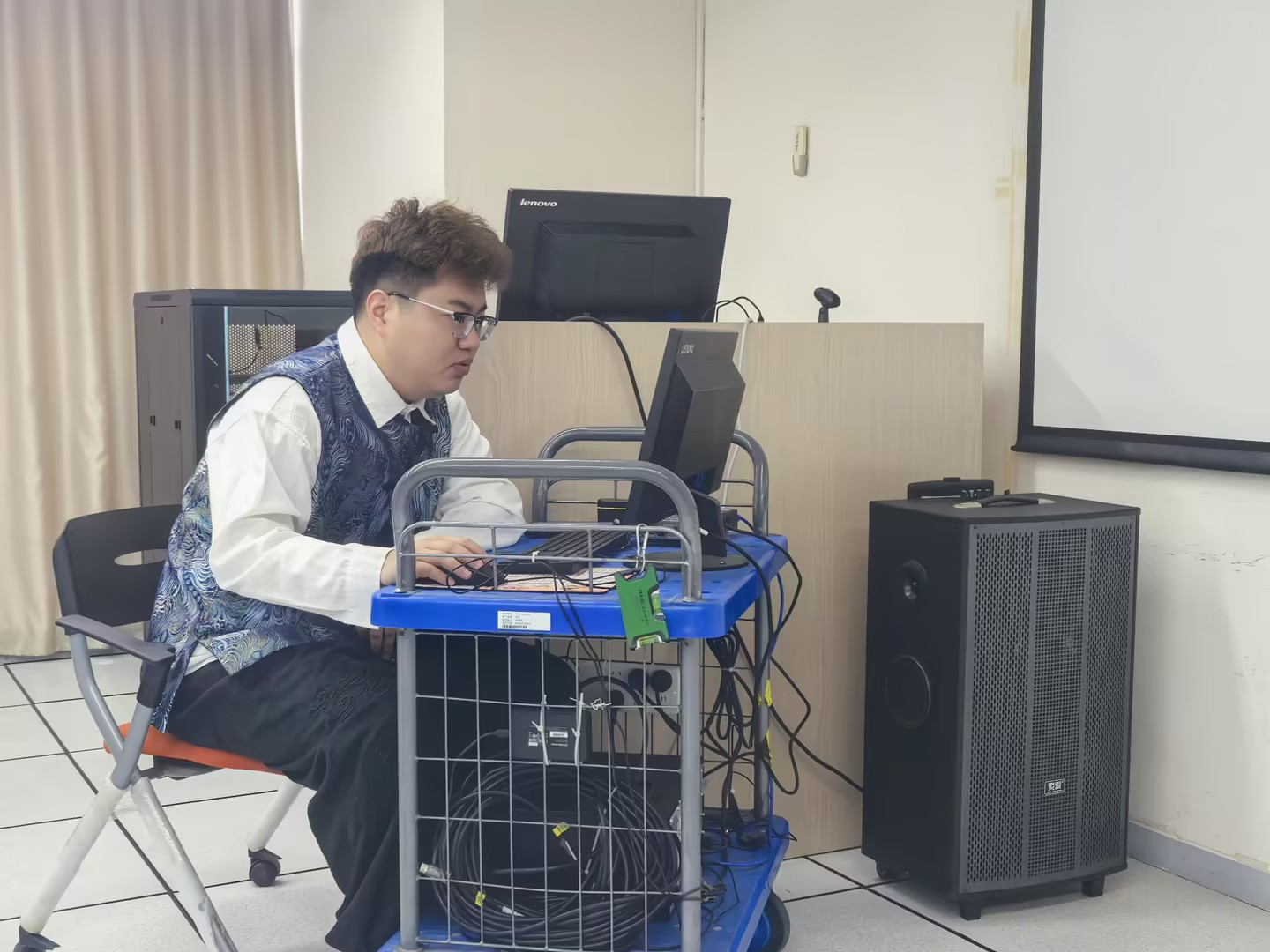 2026年4月11日闵行区图书馆信息部在图书馆6楼2602计算机培训室举办活动：2026第2期数字素养——‘书香中国’春日启智·AI伴读‘数字阅读嘉年华 (1).jpg